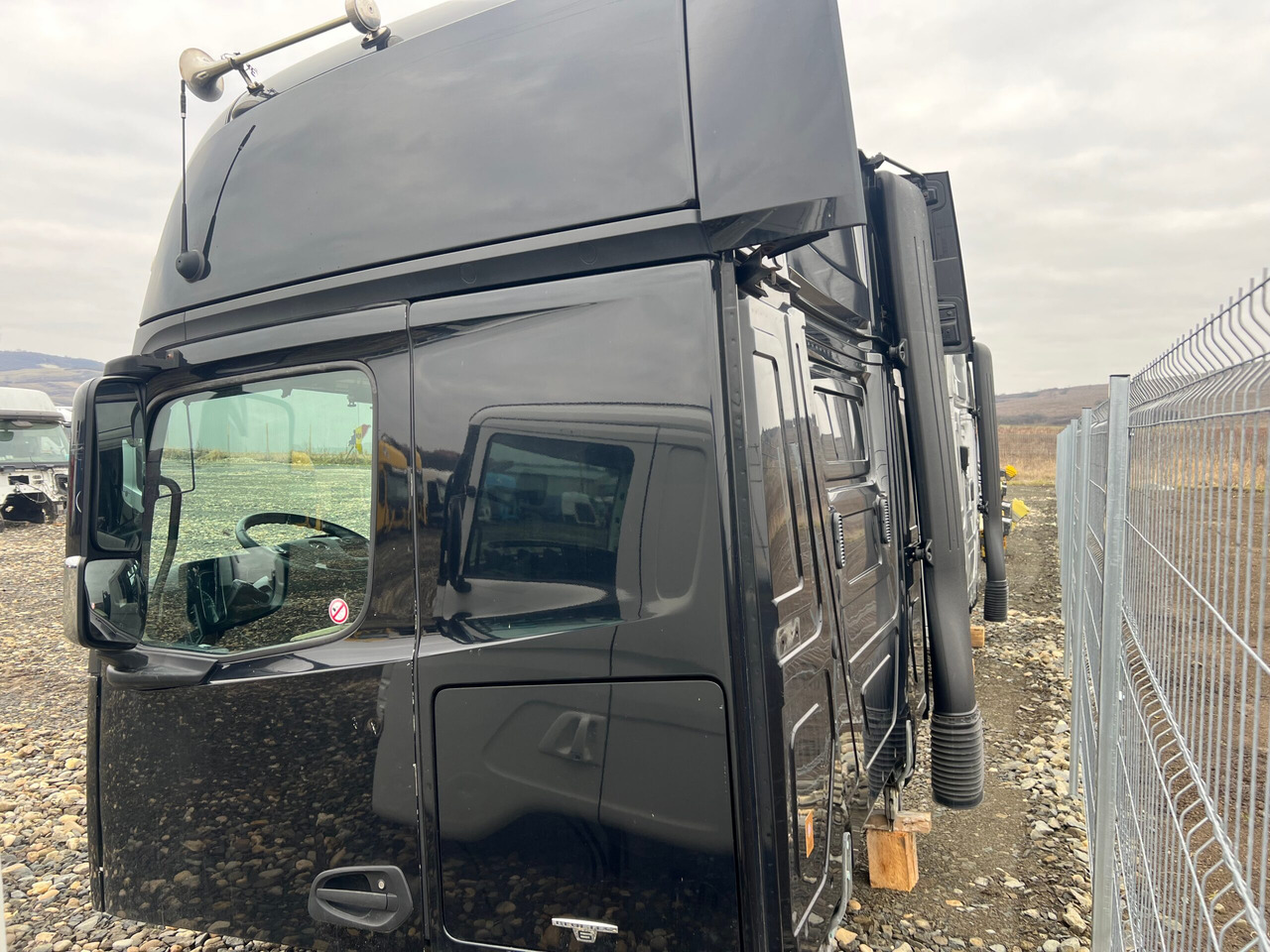 CABINA MERCEDES ACTROS MP4 GIGA SPACE - Cabina para Camión: foto 4 CABINA MERCEDES ACTROS MP4 GIGA SPACE - Cabina para Camión: foto 4