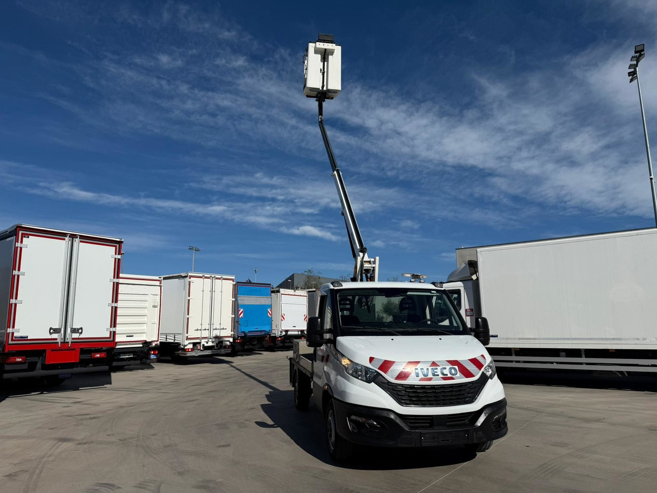 IVECO 35S14 Daily E6 (Basket) - Camión con plataforma elevadora: foto 4 IVECO 35S14 Daily E6 (Basket) - Camión con plataforma elevadora: foto 4