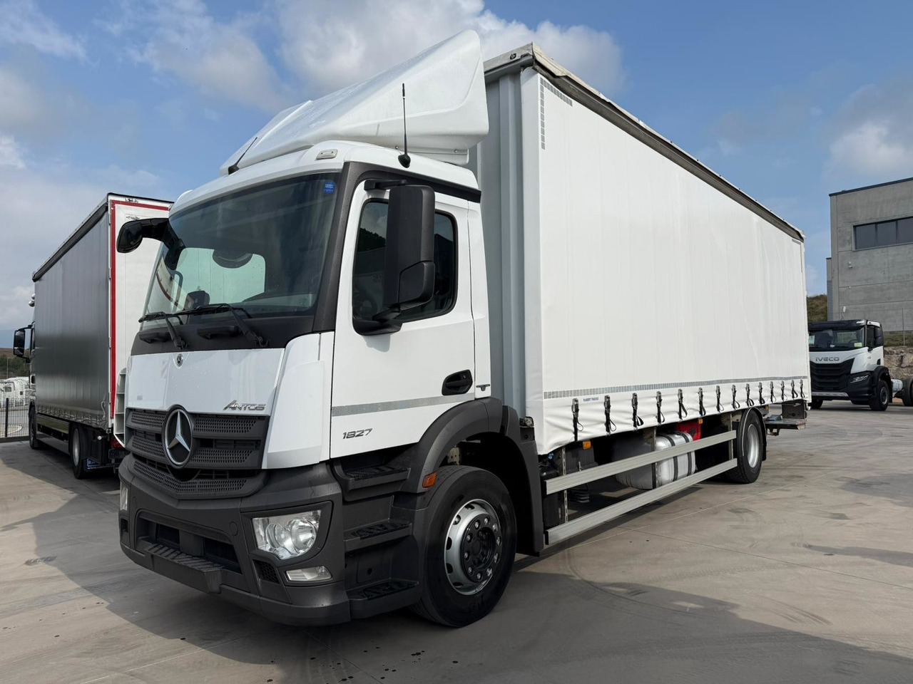 MERCEDES BENZ 18.27 Antos E6 (Tauliner) - Camión lona: foto 1 MERCEDES BENZ 18.27 Antos E6 (Tauliner) - Camión lona: foto 1