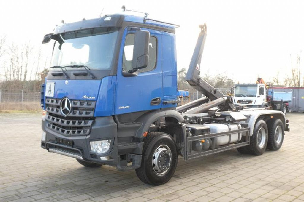Mercedes-Benz Arocs 2645 K 6x4 Abrollkipper Meiller deutsch to - Multibasculante camión: foto 1 Mercedes-Benz Arocs 2645 K 6x4 Abrollkipper Meiller deutsch to - Multibasculante camión: foto 1
