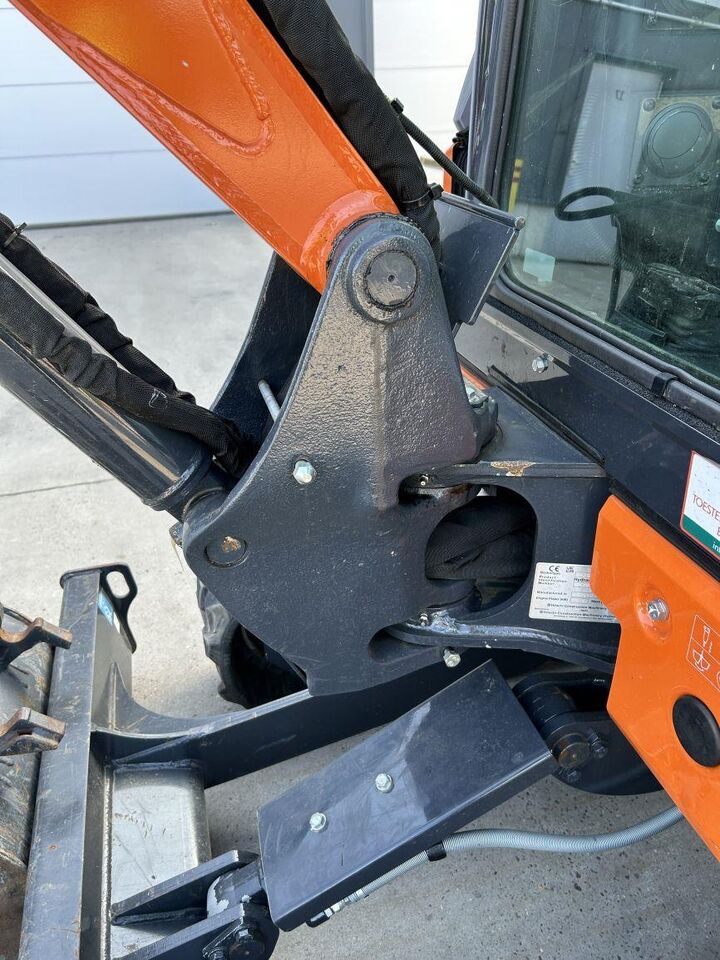 Miniexcavadora Hitachi ZX26U-6 (9989): foto 9